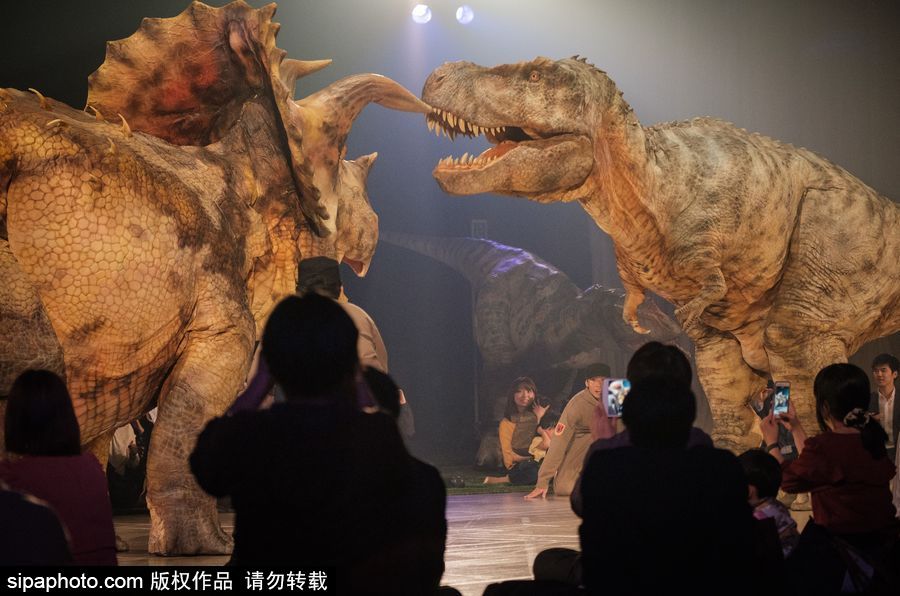 再现侏罗纪风云 日本东京“恐龙”现场表演场景震撼