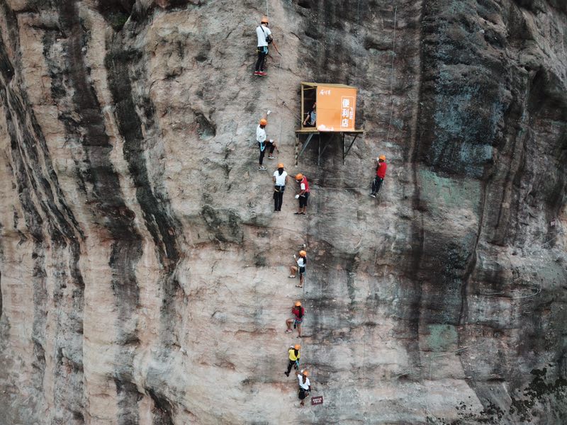 组图：景区在悬崖峭壁开小卖部 游人飞檐走壁买水喝