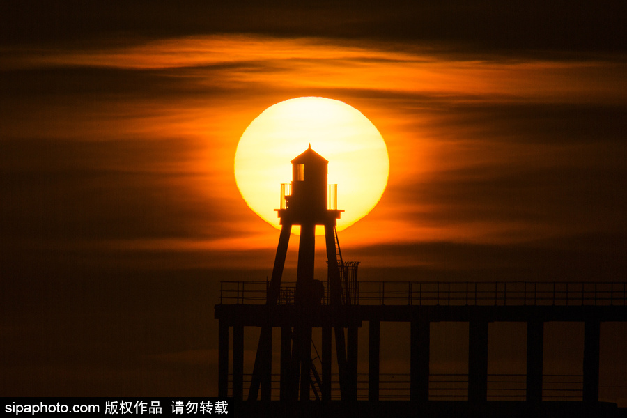 英国惠特比码头日出风光 灯塔影影绰绰景色美