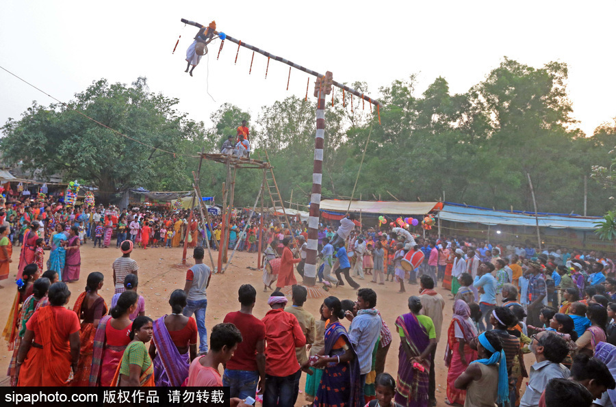 印度民众庆祝Charak节 上演高难度杂技
