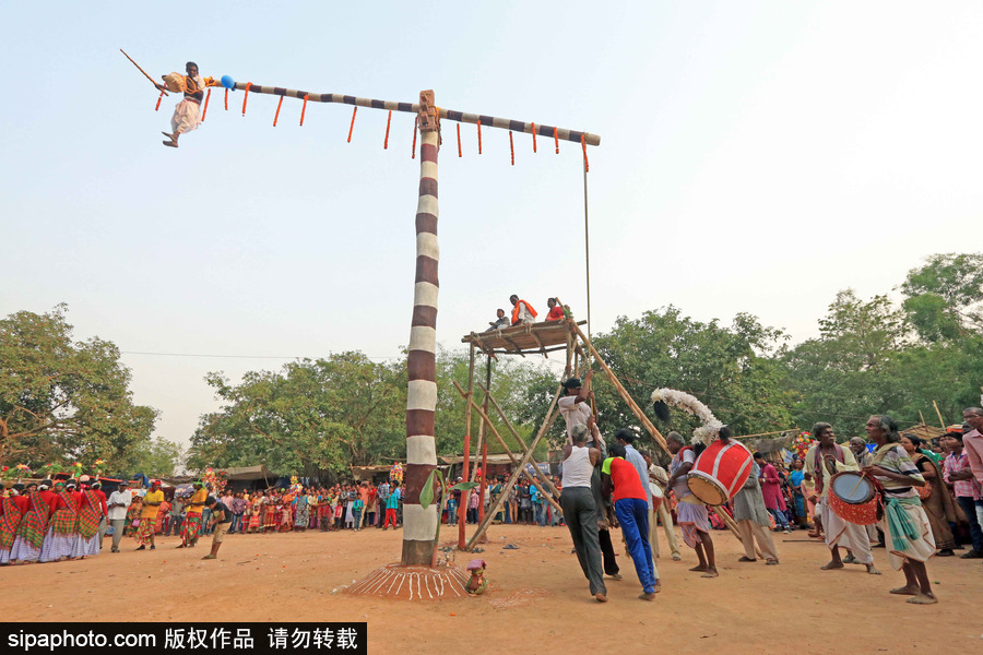 印度民众庆祝Charak节 上演高难度杂技