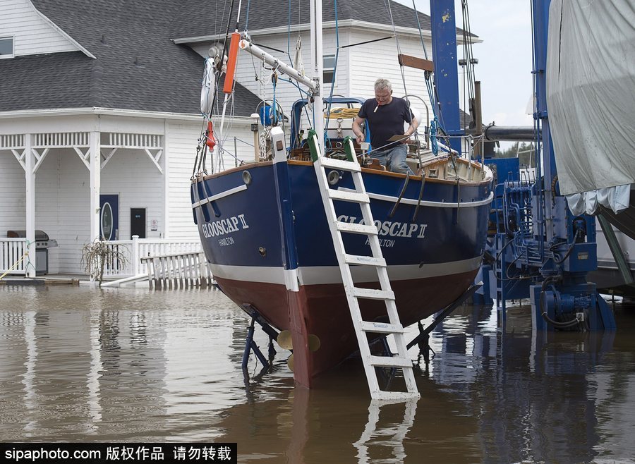 加拿大街道洪水泛滥 民众被迫淌水出行