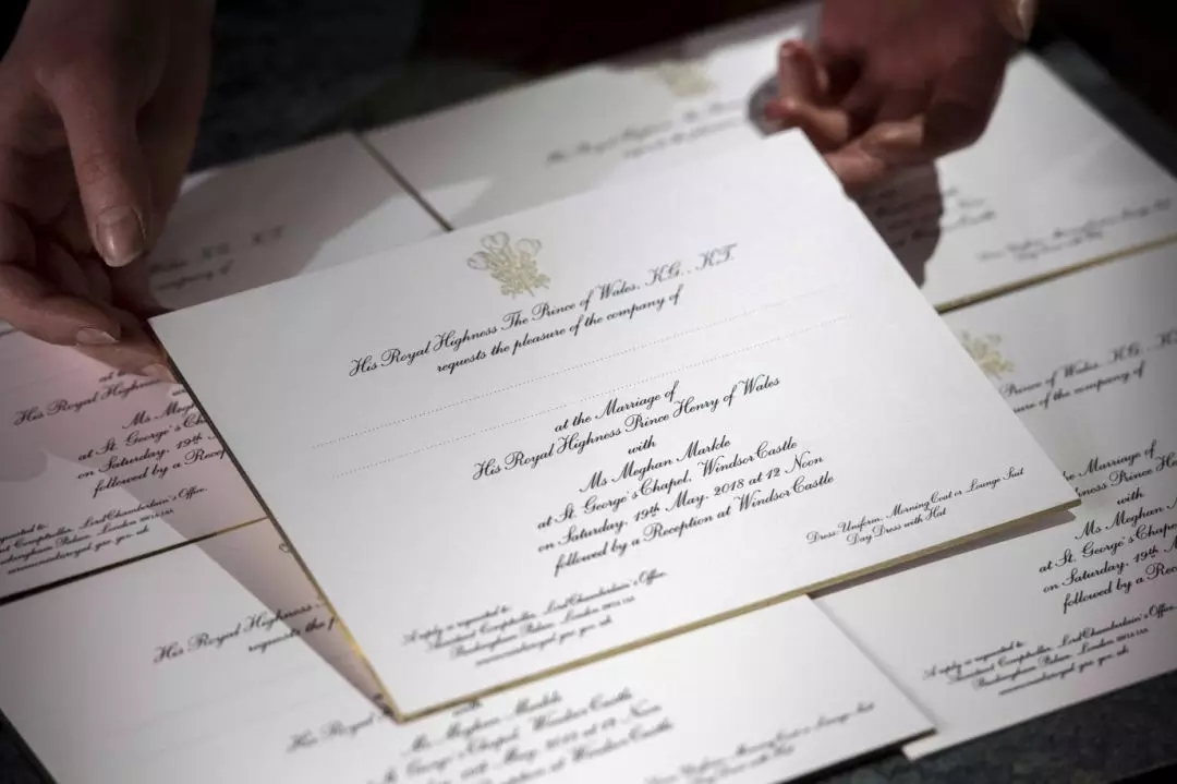 哈里王子大婚倒计时，女王开出的“准婚证”曝光！细节太精美