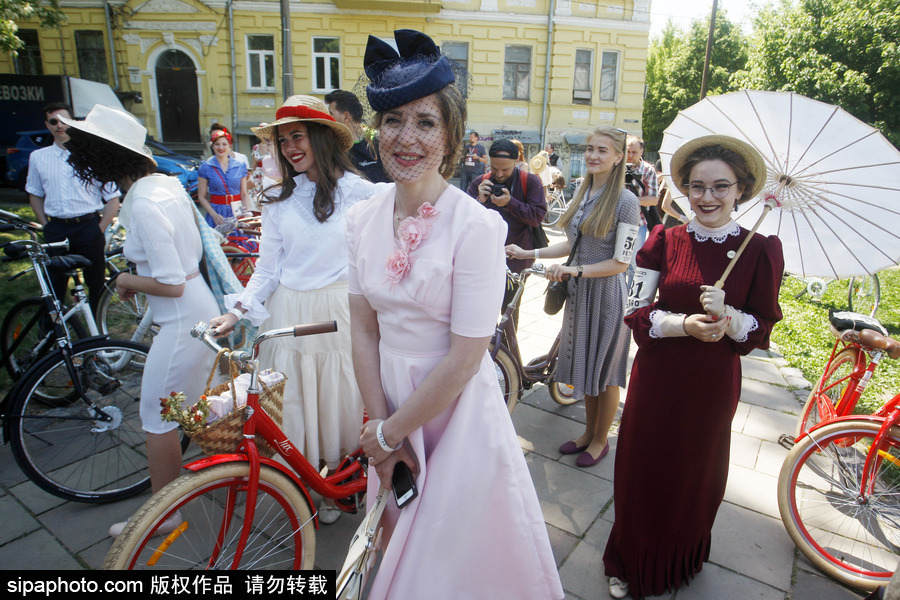 乌克兰基辅参加春季“复古骑行”活动 民众复古装扮盛装出行