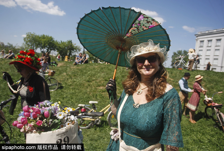 乌克兰基辅参加春季“复古骑行”活动 民众复古装扮盛装出行