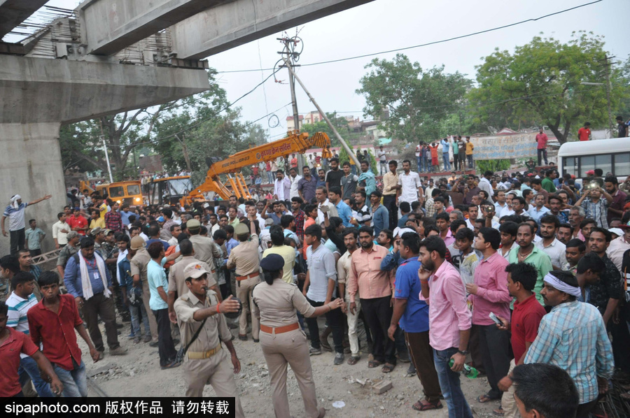 印度火车站一在建天桥倒塌 造成18人死亡数人被困