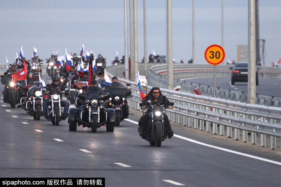 俄罗斯克里米亚大桥通车 民众驾车通行庆祝