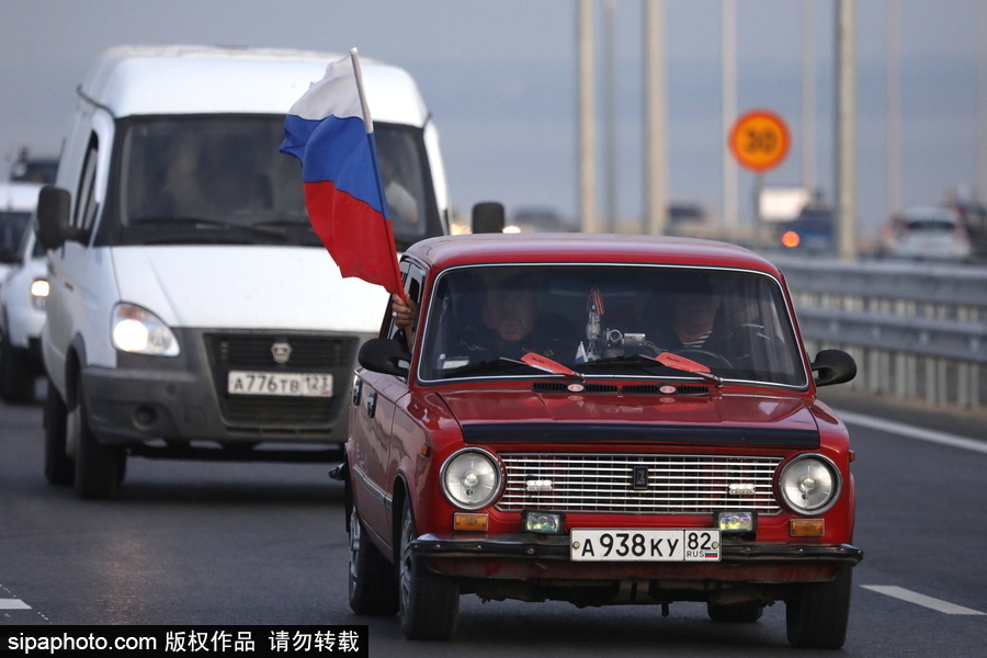俄罗斯克里米亚大桥通车 民众驾车通行庆祝