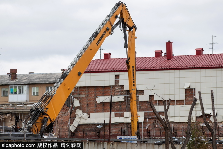 俄罗斯克麦罗沃购物中心作业 建筑外墙拆除中