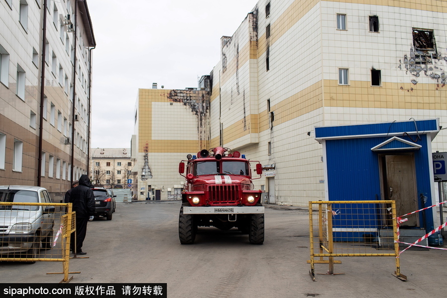 俄罗斯克麦罗沃购物中心作业 建筑外墙拆除中