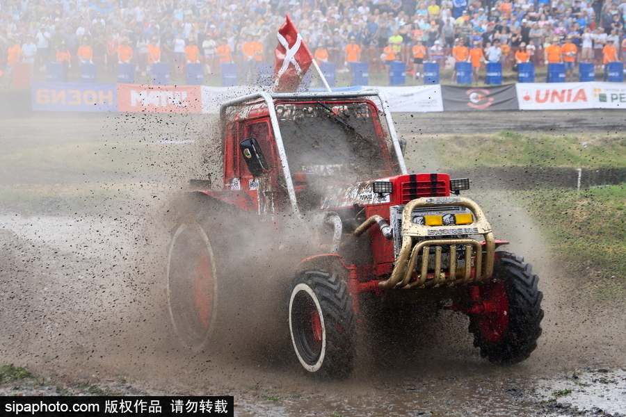 俄罗斯举办拖拉机越野大赛 穿越泥坑惊险刺激