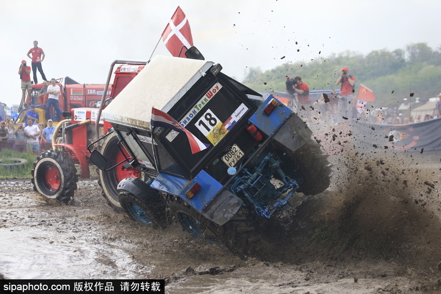 俄罗斯举办拖拉机越野大赛 穿越泥坑惊险刺激