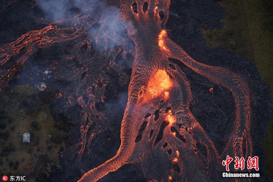 夏威夷火山持续喷发 熔岩流淌成“火河”