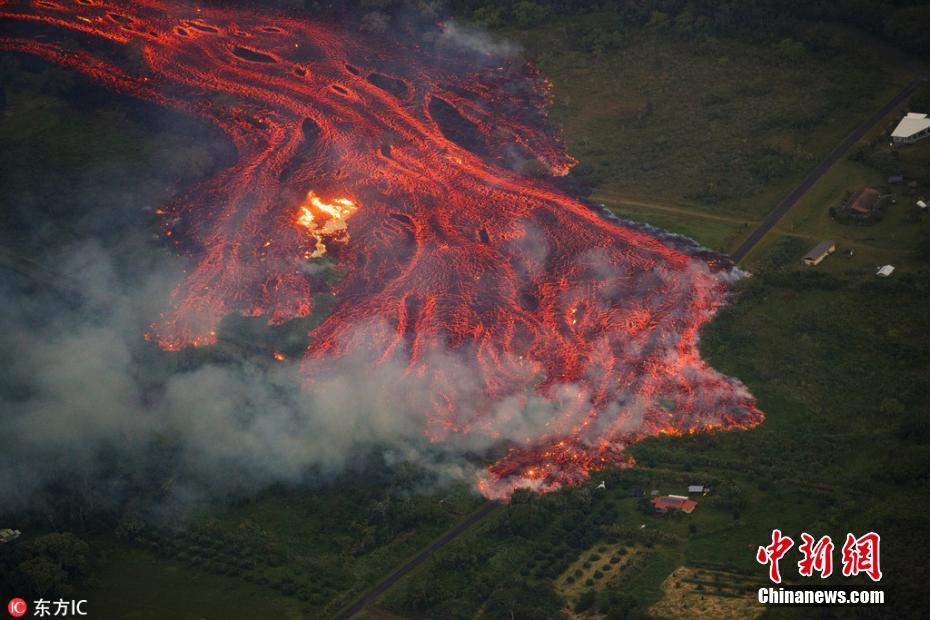 夏威夷火山持续喷发 熔岩流淌成“火河”