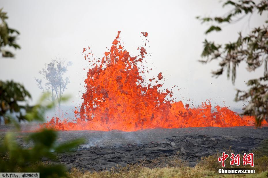 夏威夷火山持续喷发 熔岩流淌成“火河”