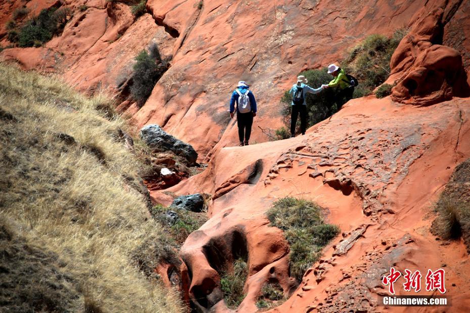 800余人徒步穿越甘肃张掖“鬼脸”丹霞