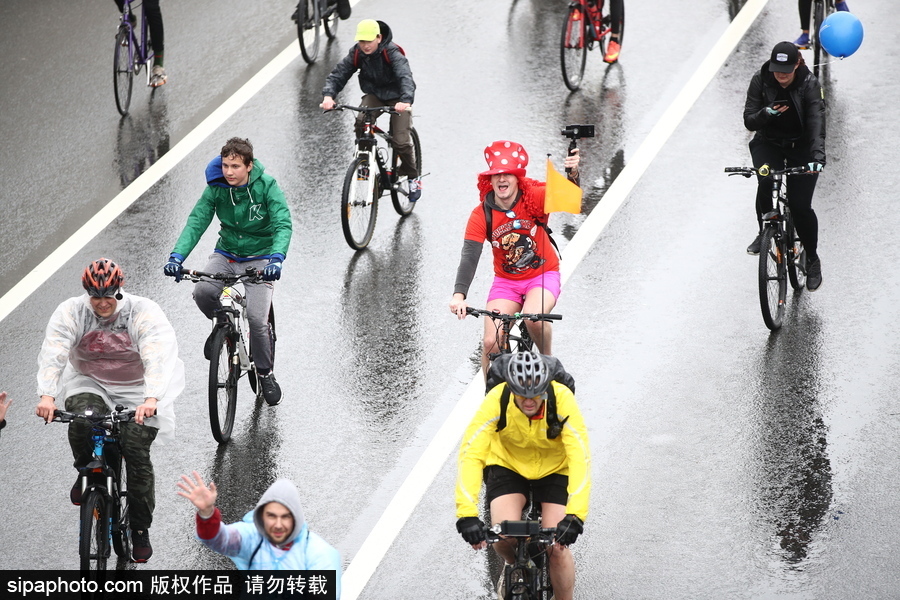 俄罗斯民众参加自行车游行 绵绵细雨享受骑行乐趣