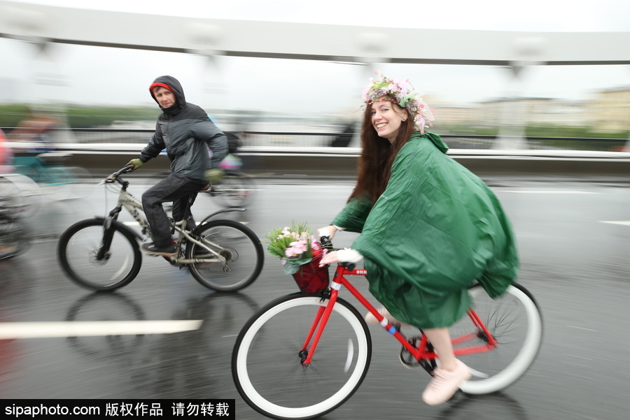 俄罗斯民众参加自行车游行 绵绵细雨享受骑行乐趣