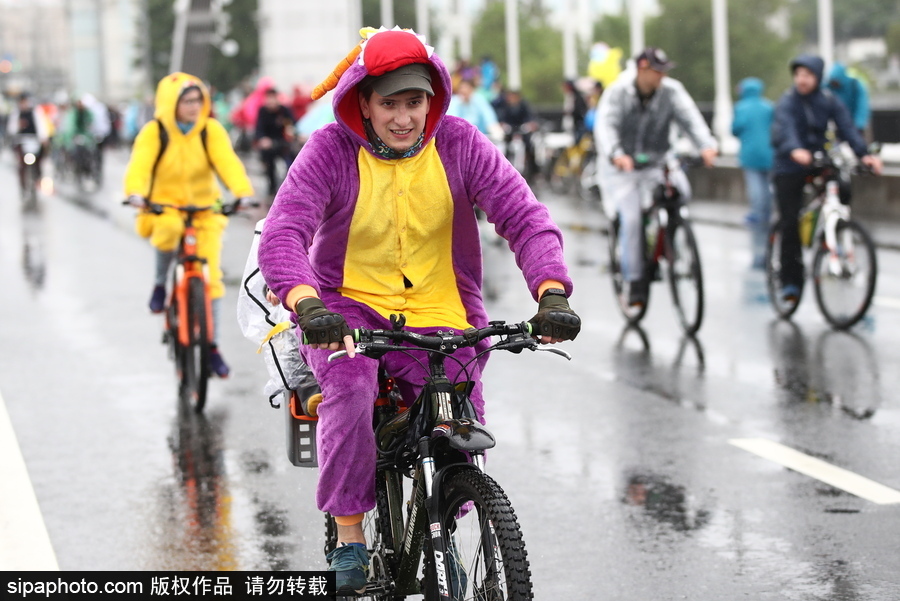 俄罗斯民众参加自行车游行 绵绵细雨享受骑行乐趣