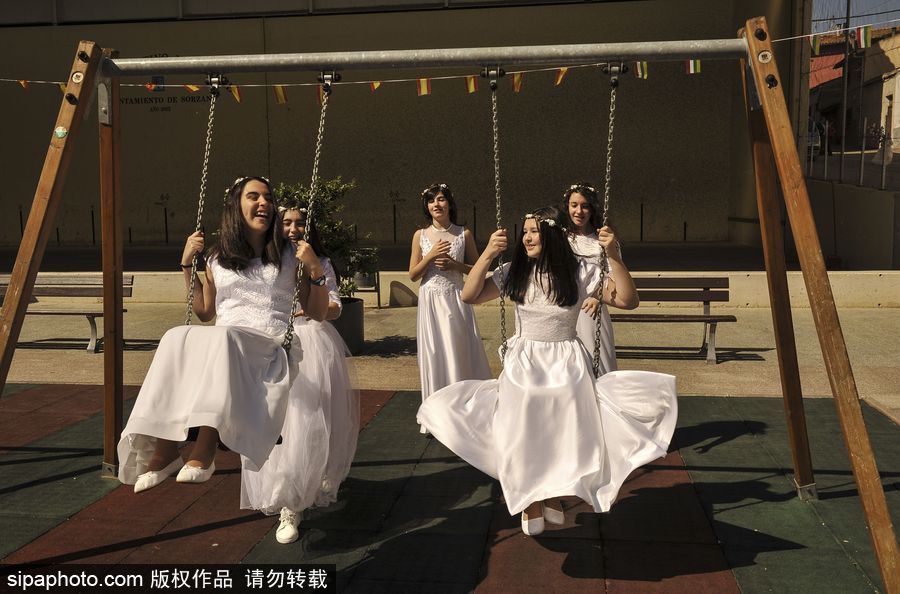 西班牙小镇庆祝传统节日 百名白衣“圣女”举鲜花游行
