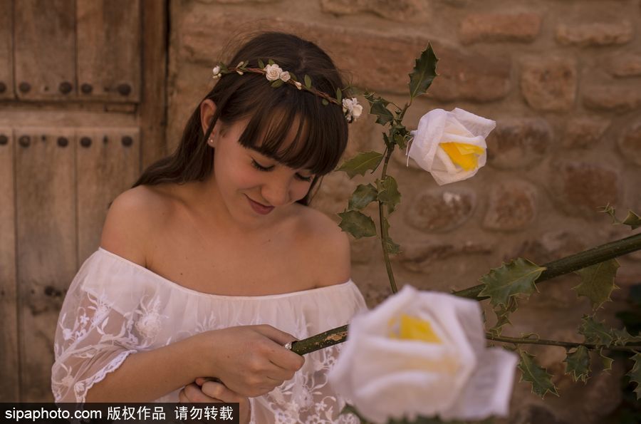 西班牙小镇庆祝传统节日 百名白衣“圣女”举鲜花游行