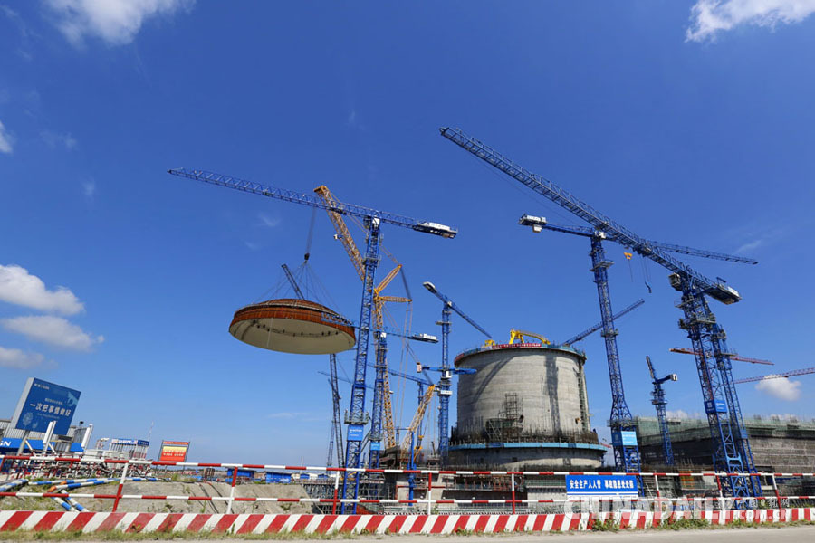 中国自主三代核电技术“华龙一号”吊装穹顶
