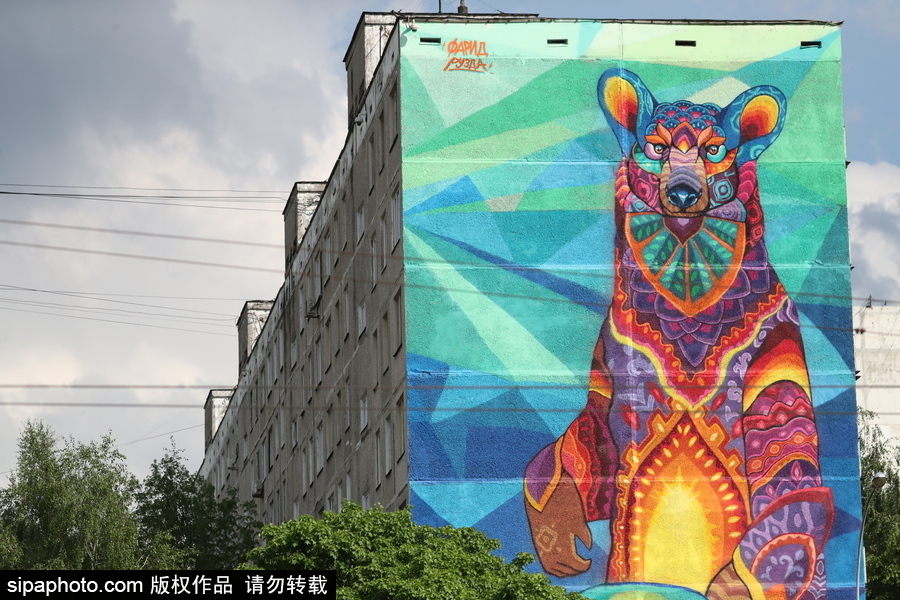 2018俄罗斯世界杯前瞻：30米高彩色熊涂鸦亮相莫斯科街头