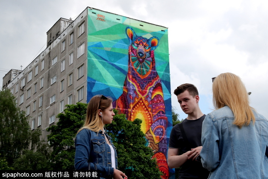 2018俄罗斯世界杯前瞻：30米高彩色熊涂鸦亮相莫斯科街头