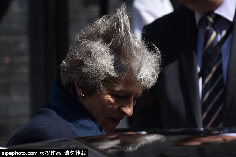 英国首相特丽莎·梅现身唐宁街 头发在风中凌乱秒变“鸡冠”