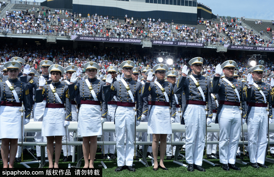 美国西点军校举行毕业典礼 学员抛帽庆祝