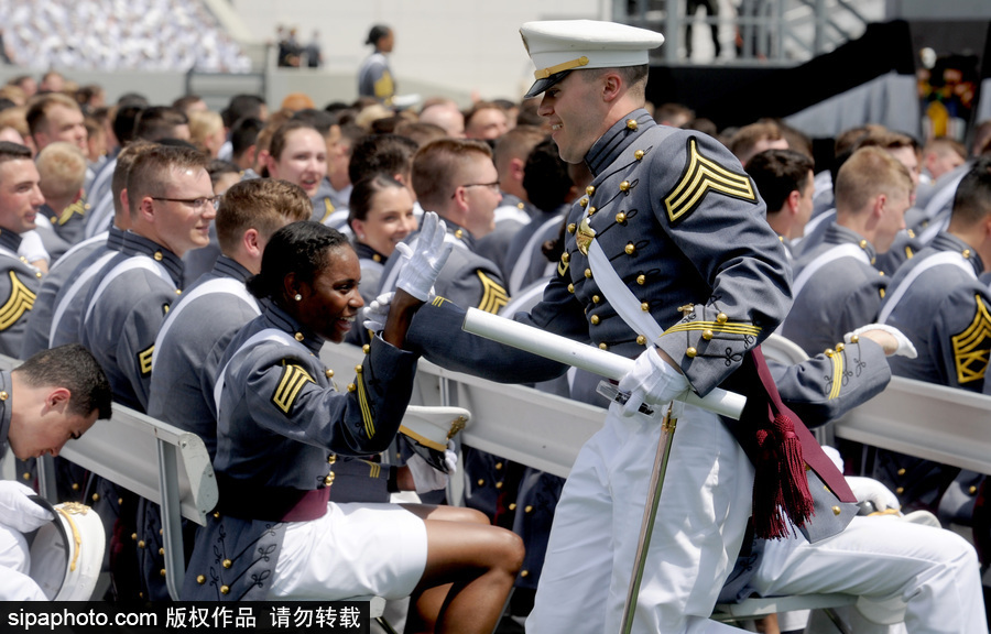美国西点军校举行毕业典礼 学员抛帽庆祝