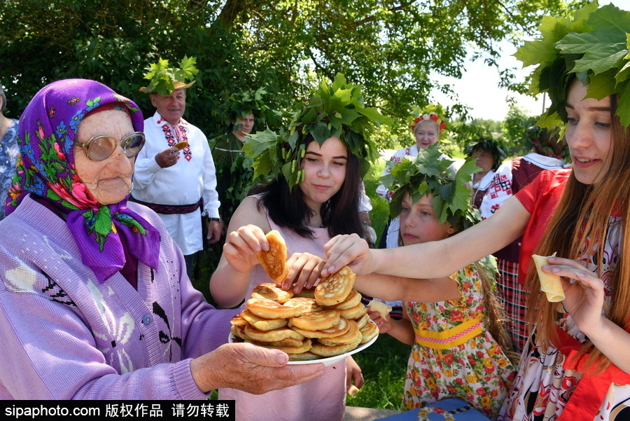 白俄罗斯民众迎接五旬节 头戴枫叶花冠庆祝