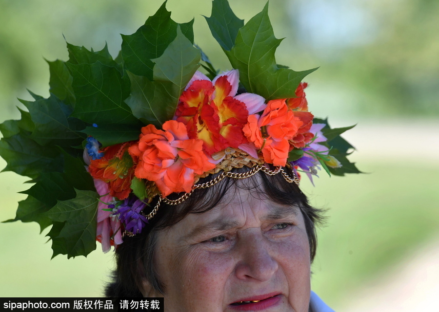 白俄罗斯民众迎接五旬节 头戴枫叶花冠庆祝