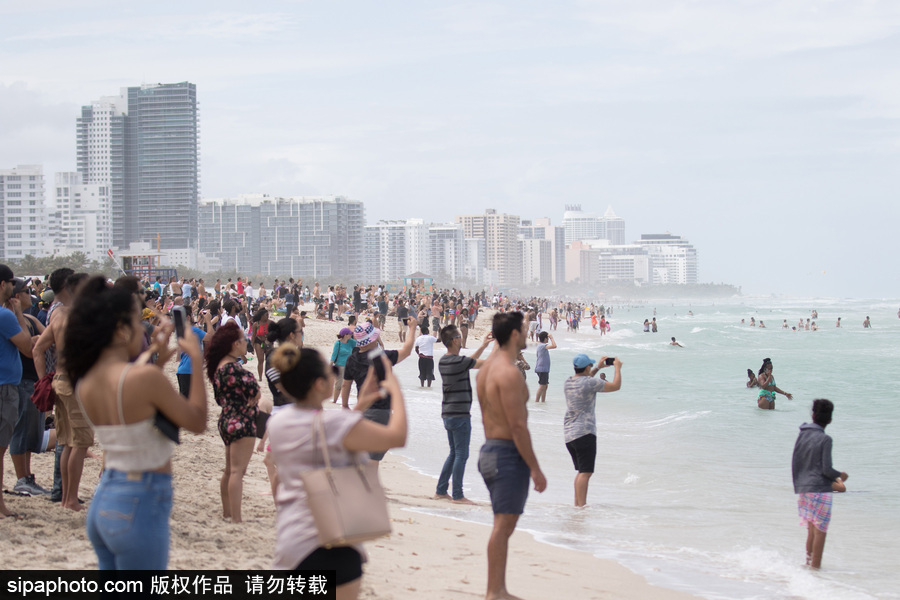 迈阿密海滩航空展开幕 民众沙滩度假观看表演
