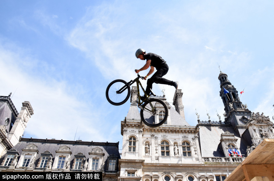 摆脱地球引力 法国巴黎街头上演炫酷自行车特技