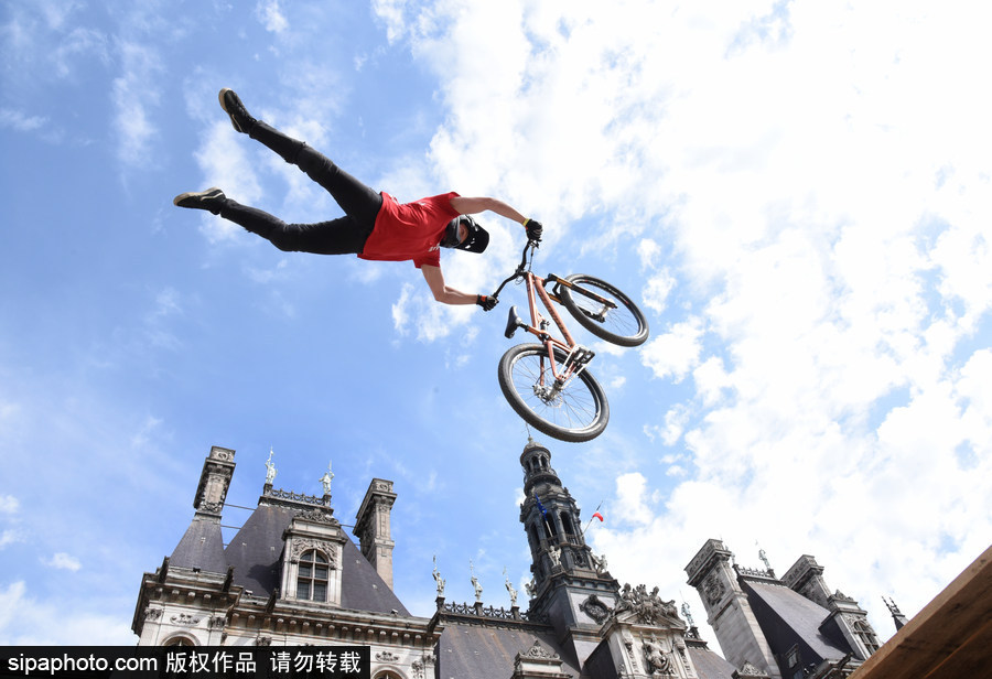 摆脱地球引力 法国巴黎街头上演炫酷自行车特技