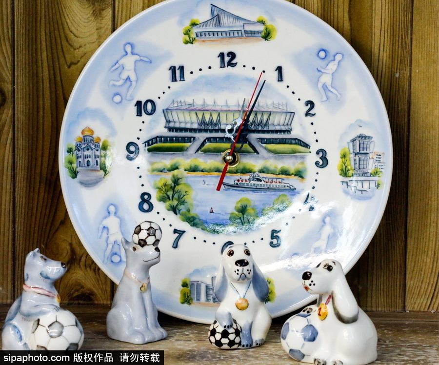 俄罗斯世界杯主题手绘陶瓷纪念品亮相 生动可爱