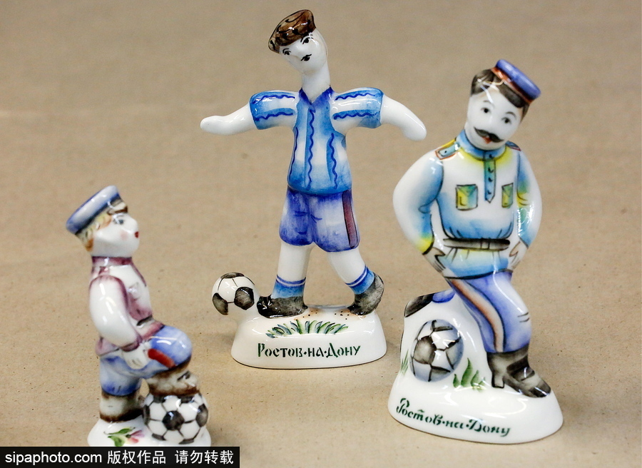 俄罗斯世界杯主题手绘陶瓷纪念品亮相 生动可爱
