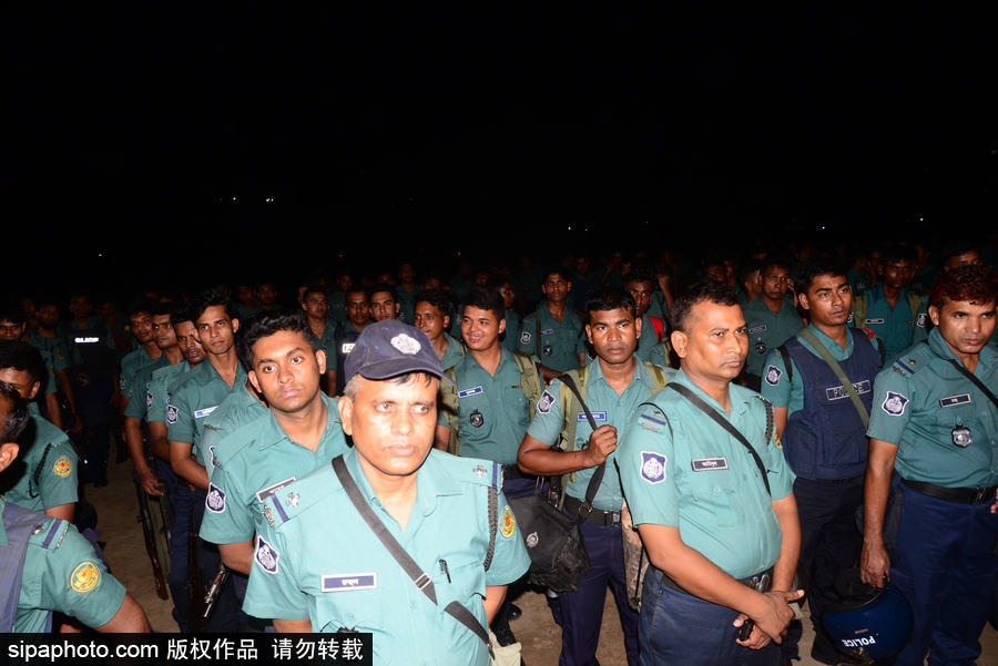 孟加拉开展街头禁毒行动 警察当街搜捕嫌疑人