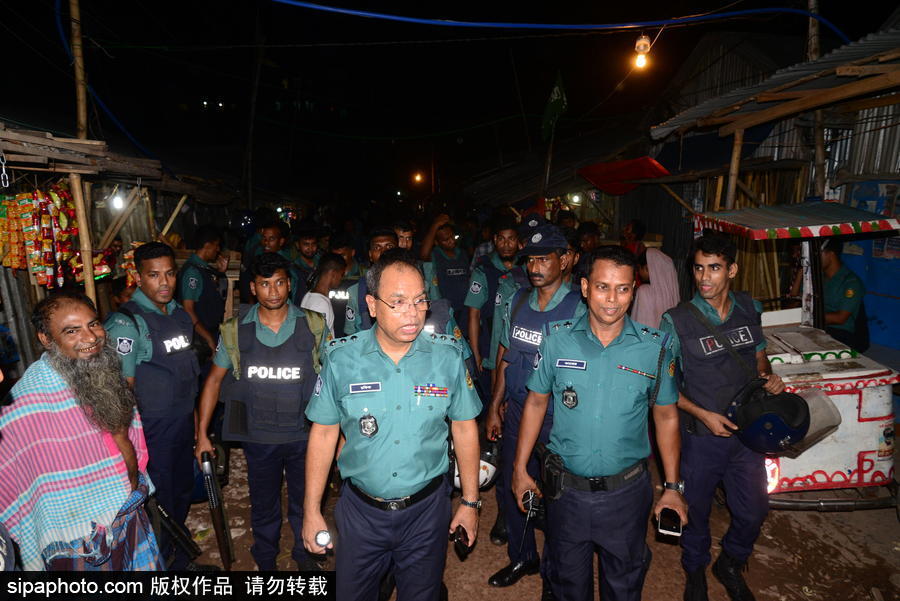 孟加拉开展街头禁毒行动 警察当街搜捕嫌疑人