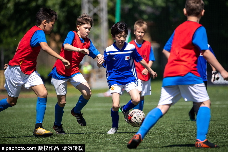 世界杯前夕看足球小子驰骋赛场 莫斯科举办国际儿童慈善足球赛