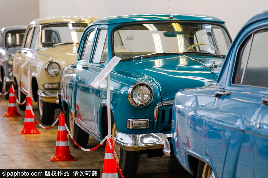 俄罗斯举行稀有汽车拍卖会 各式古董老爷车亮相