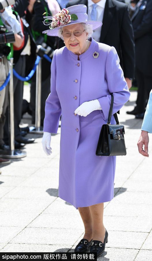 英国伊丽莎白女王出席埃普索姆赛马会 一身紫色鲜艳减龄