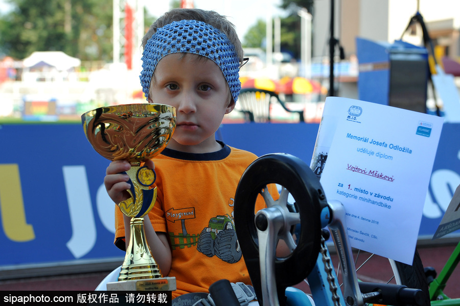 延续生命之火！捷克布拉格举行残疾儿童小轮车赛跑活动