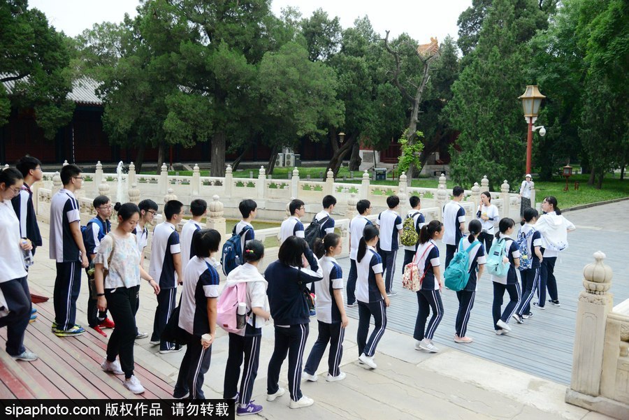 北京：高考大战硝烟起 考生家长孔庙烧高香摸鳌头