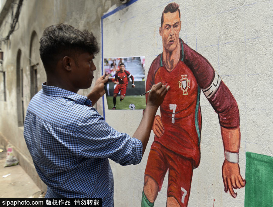 印度艺术家创作涂鸦迎接2018世界杯到来