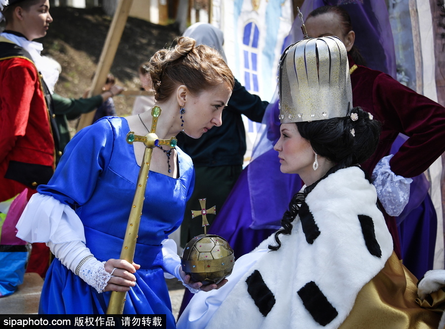 俄罗斯滨海边疆区监狱举行时装秀 演绎中世纪复古风