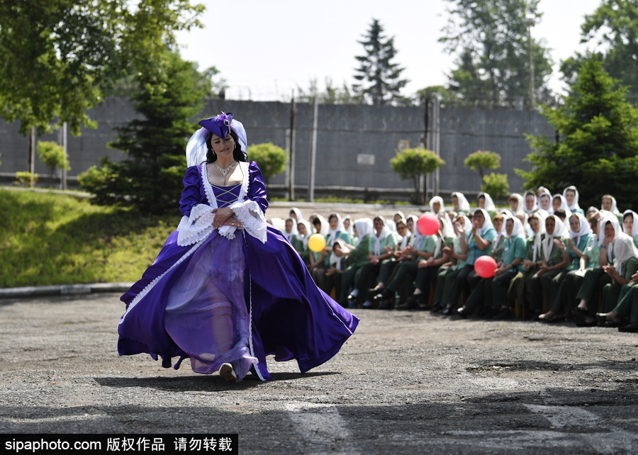 俄罗斯滨海边疆区监狱举行时装秀 演绎中世纪复古风