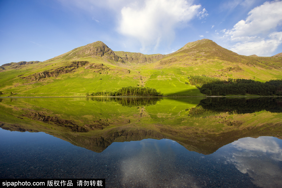 大自然的镜子 英国巴特米尔湖倒影似平行世界