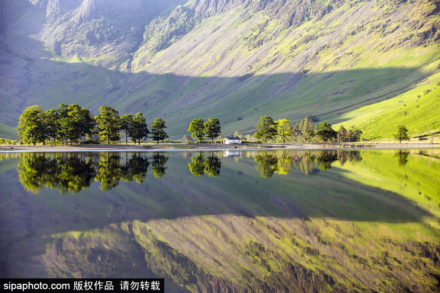 大自然的镜子 英国巴特米尔湖倒影似平行世界